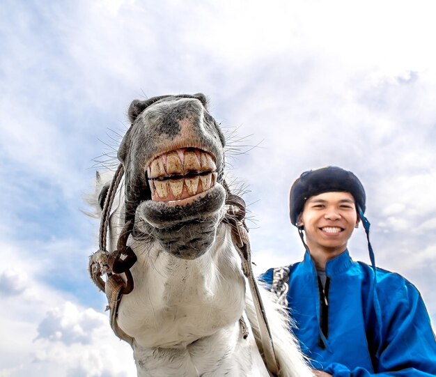 Shymkent Kazakhstan 16 maggio 2018 Una vacanza all'ippodromo della città in onore dell'inizio del mese santo del Ramadan Cavalieri in costumi nazionali a cavallo