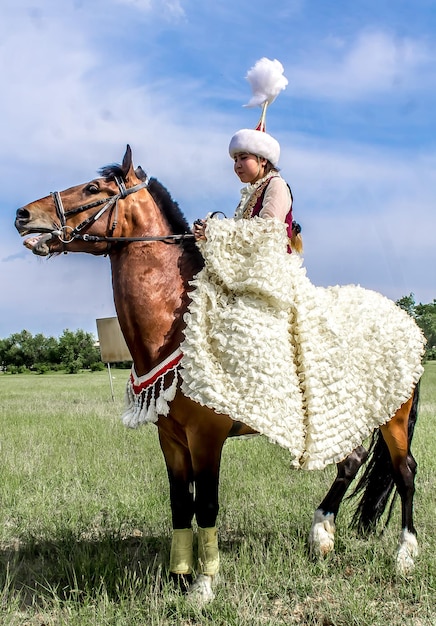 Shymkent Kazakhstan 16 maggio 2018 Una vacanza all'ippodromo della città in onore dell'inizio del mese santo del Ramadan Ragazze in costumi nazionali a cavallo