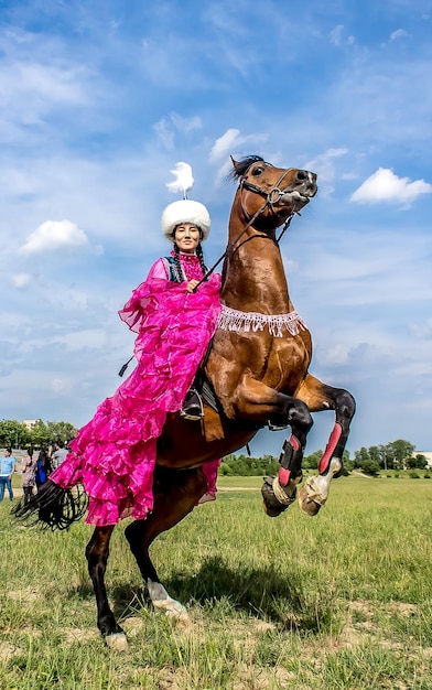 Shymkent Kazakhstan 16 maggio 2018 Una vacanza all'ippodromo della città in onore dell'inizio del mese santo del Ramadan Ragazze in costumi nazionali a cavallo