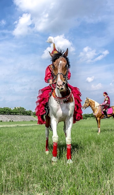 Shymkent Kazakhstan 16 maggio 2018 Una vacanza all'ippodromo della città in onore dell'inizio del mese santo del Ramadan Ragazze in costumi nazionali a cavallo