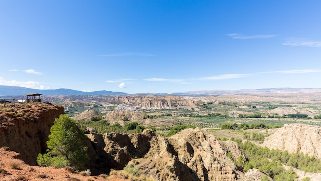 Si affaccia sulla aspra valle erosa vicino a Guadix in Spagna