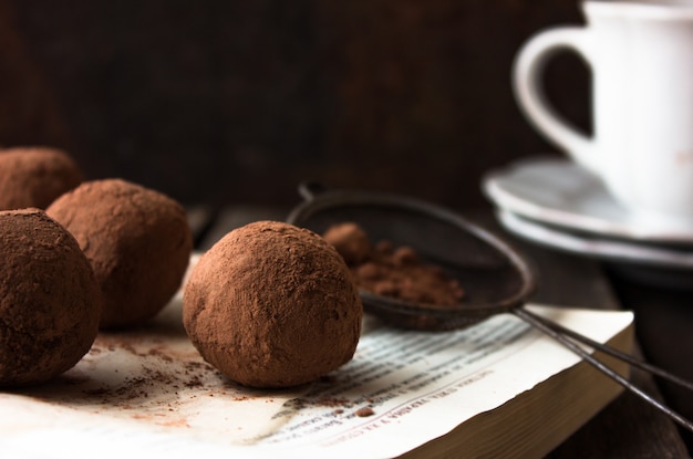 si apre una deliziosa torta al cioccolato - cibo dolce