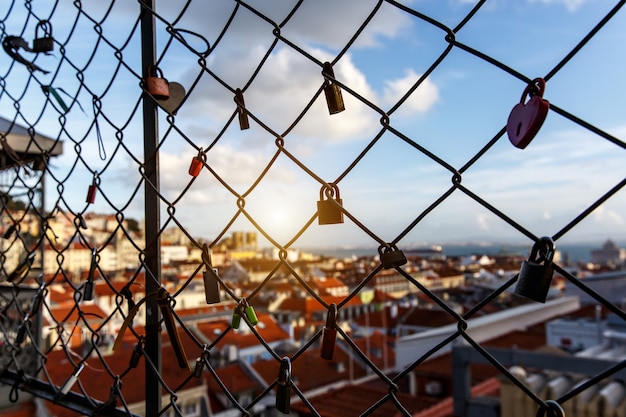 Si blocca sulla gabbia, città vecchia