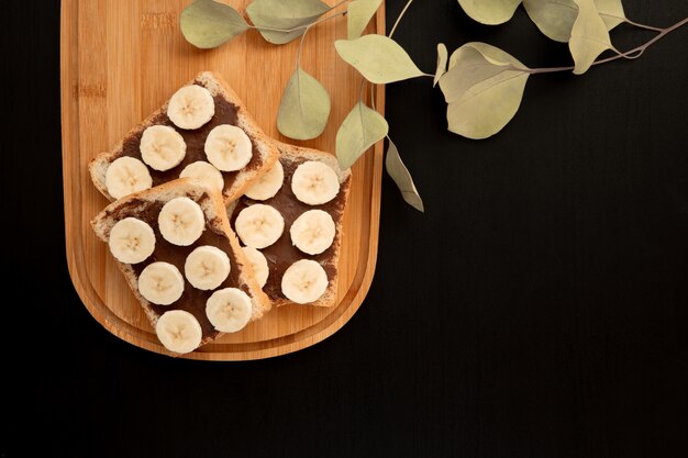 Si diffondono tre pani tostati di pane bianco di banana