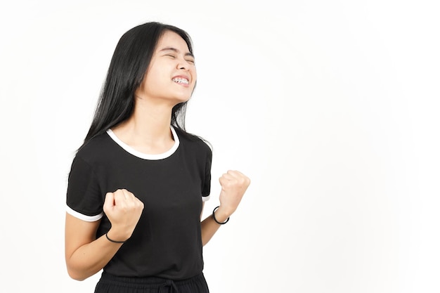 Sì felice gesto di celebrazione della bella donna asiatica isolata su sfondo bianco