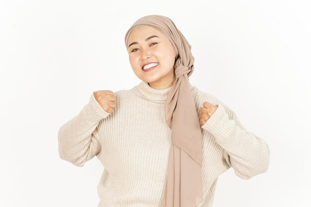 Sì, gesto di bella donna asiatica che indossa l'hijab isolato su sfondo bianco