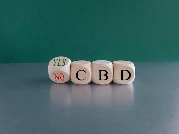 Sì o no al simbolo del cannabidiolo CBD Girato il cubo e cambia le parole "CBD no" in "CBD sì"