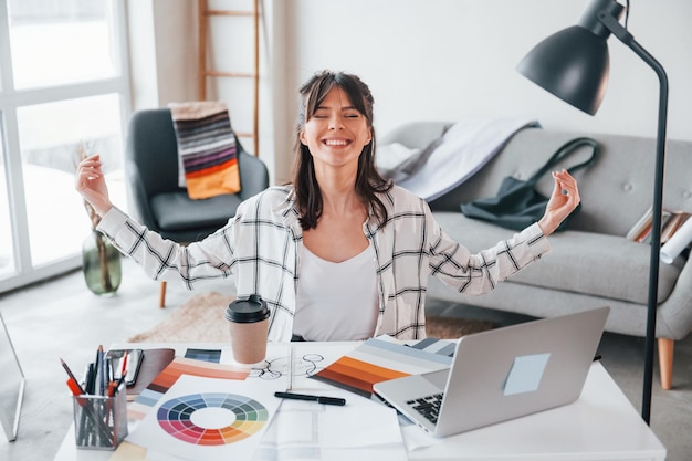 Si prende una pausa La giovane lavoratrice freelance è al chiuso in casa durante il giorno