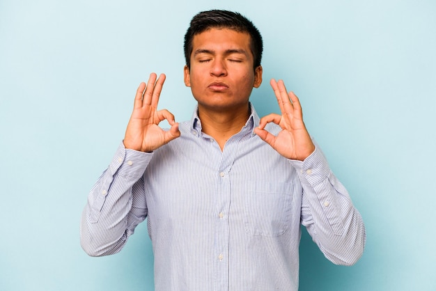 Si rilassa dopo una dura giornata di lavoro sta eseguendo yoga