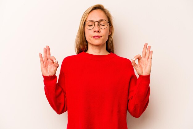 Si rilassa dopo una dura giornata di lavoro sta eseguendo yoga