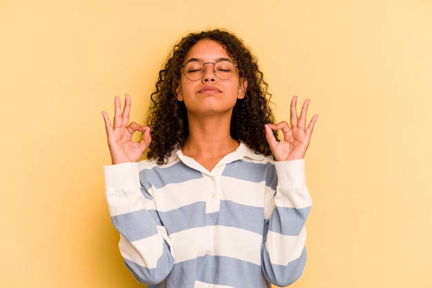 Si rilassa dopo una dura giornata di lavoro sta eseguendo yoga