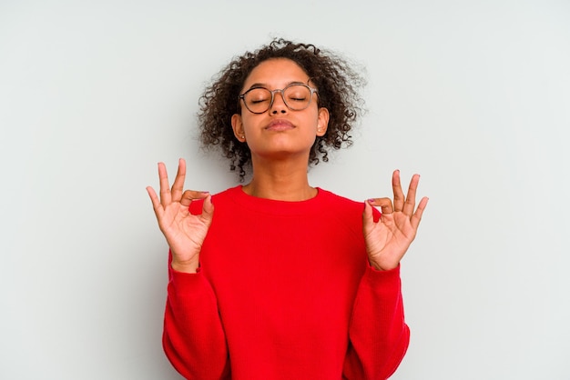 Si rilassa dopo una dura giornata di lavoro sta eseguendo yoga