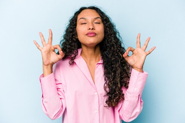 Si rilassa dopo una dura giornata di lavoro sta eseguendo yoga