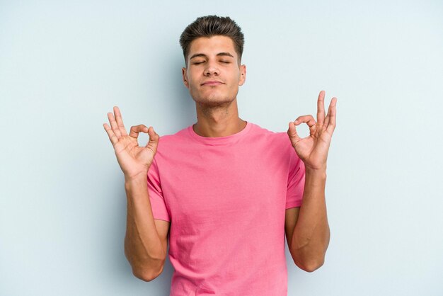 Si rilassa dopo una dura giornata di lavoro sta eseguendo yoga