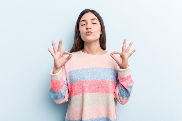 Si rilassa dopo una dura giornata di lavoro sta eseguendo yoga