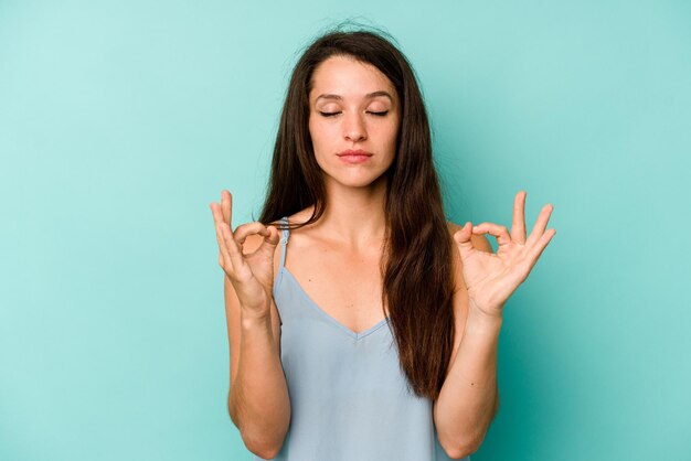 Si rilassa dopo una dura giornata di lavoro sta eseguendo yoga