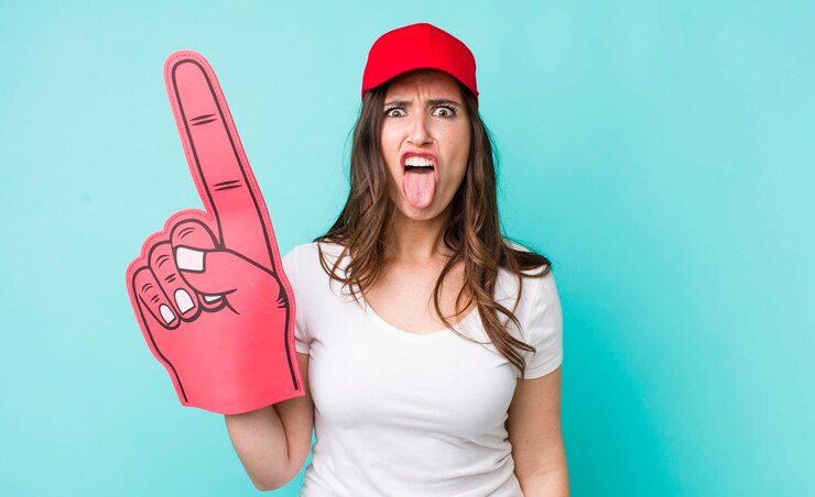 Si sente disgustato e irritato e tira fuori la lingua