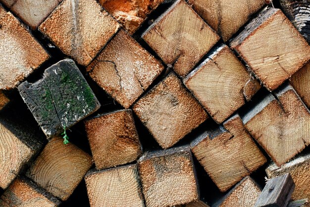 Si tratta di legna tagliata posta in una catasta di legna Preparazione del combustibile per il periodo invernale per il riscaldamento