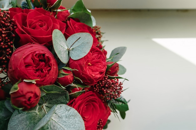 Si trova un bouquet da sposa di rose rosse