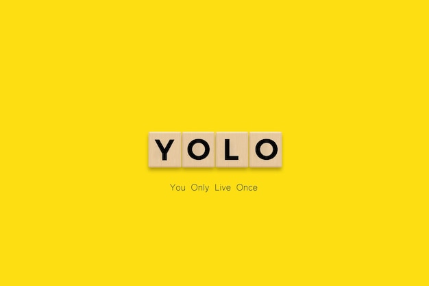 Si vive solo una volta (YOLO) Banner. Piastrelle lettera su sfondo giallo. Estetica minima.