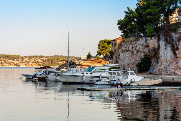 Sibenik Croazia una piccola nave marittima è ormeggiata al largo della costa