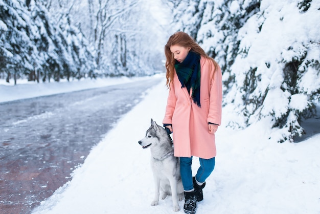 Siberian husky seduto vicino alla giovane donna