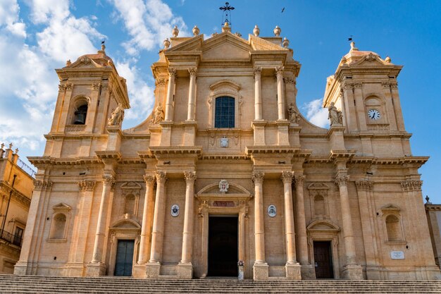 Sicilia noto cupola vista sulla giornata di sole