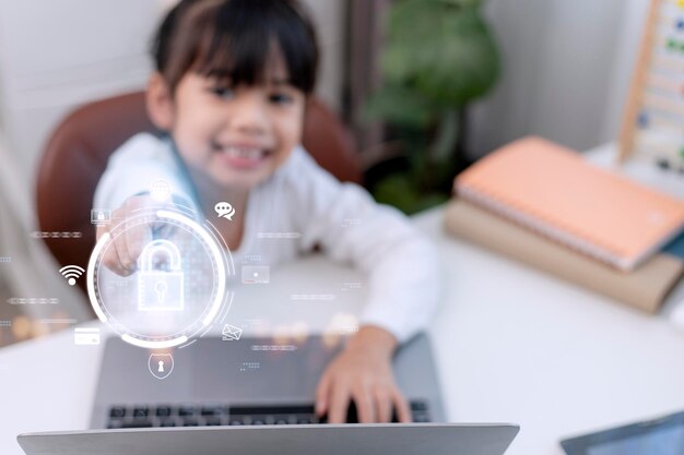 Sicurezza dei bambini online Bambina che usa il laptop a casa icona dell'app di blocco di Internet in primo piano