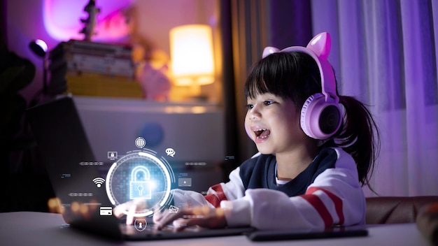 Sicurezza dei bambini online Bambina che usa il laptop a casa icona dell'app di blocco di Internet in primo piano