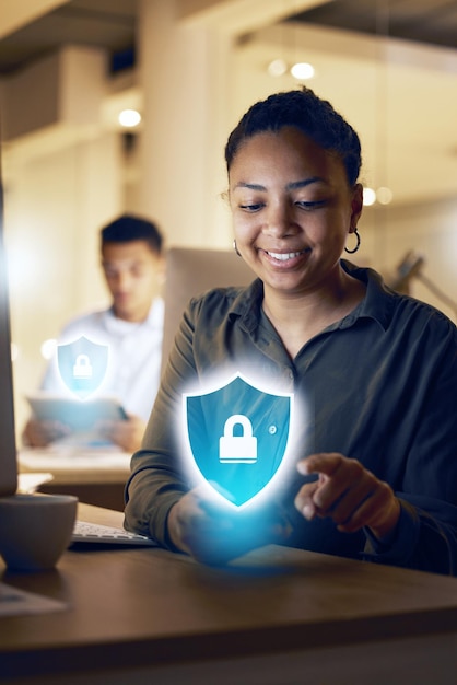 Sicurezza informatica dell'ologramma del telefono o donna notturna con protezione tramite password di sicurezza bancaria digitale o blocco biometrico fintech Sicurezza informatica dello smartphone crittografia dei dati mobili o ragazza africana con scudo