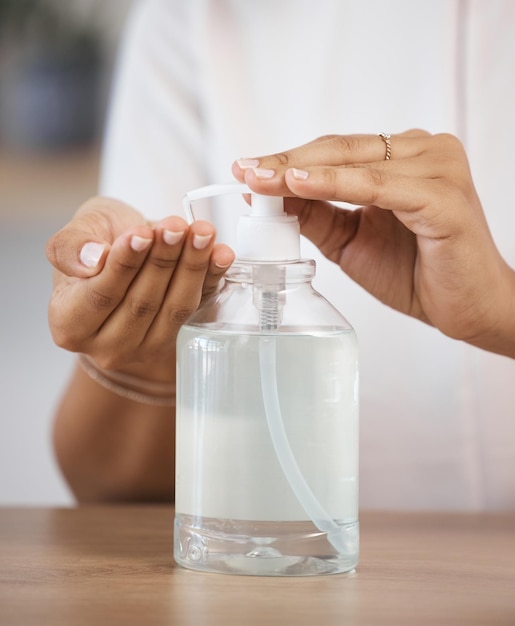 Sicurezza per la cura della pelle e batteri per la pulizia delle mani con sapone liquido per una protezione e disinfezione salutari Benessere sanitario e donna che preme il flacone disinfettante per le mani per il lavaggio delle mani germi sporchi