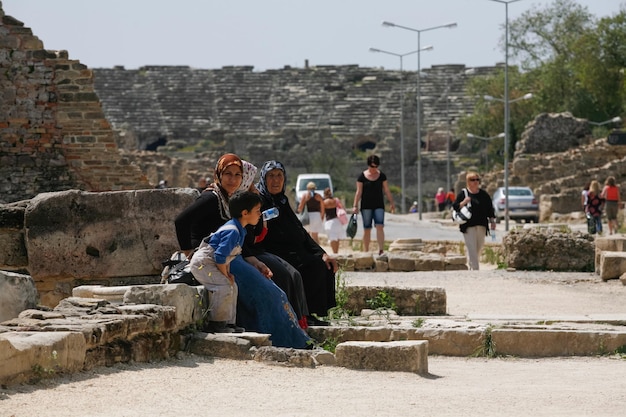 SIDE TURKEY 13 aprile 2009 La gente esplora le antiche rovine romane a Side Turkey