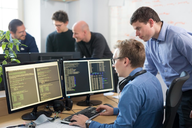 Photo side view of people working in office