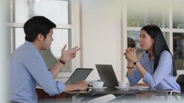 Photo side view of young woman using laptop on table