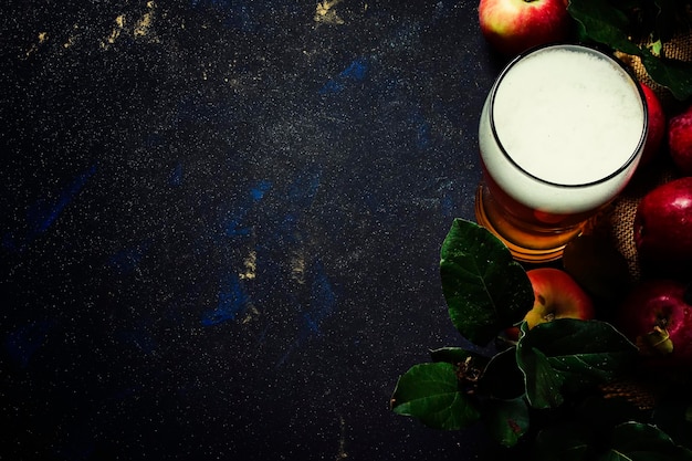 Sidro di mele in una grande vista dall'alto di sfondo nero di vetro di birra