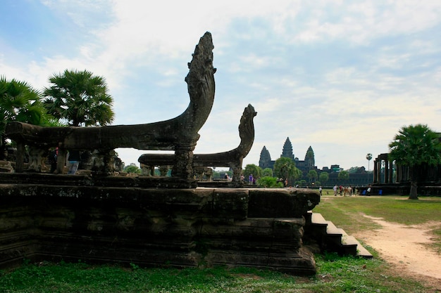 Siem Reap Cambogia 12 aprile 2009 Scala decorata con statue di Naga che conduce al cortile che conduce alla biblioteca meridionale di Angkor Wat