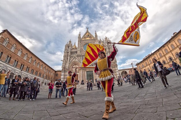 SIENA, ITALIA - 25 MARZO 2017 - Tradizionale parata degli sventolatori di bandiere