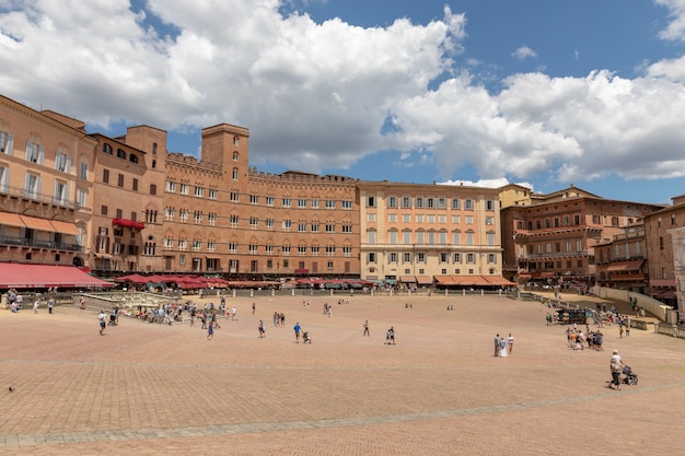 Siena, Italia - 28 giugno 2018: La vista panoramica di Piazza del Campo è il principale spazio pubblico del centro storico di Siena, Toscana ed è considerata una delle più grandi piazze medievali d'Europa
