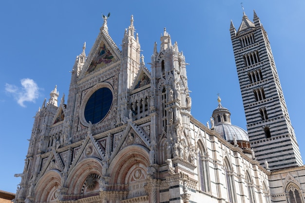 Siena, Italia - 28 giugno 2018: Vista panoramica dell'esterno del Duomo di Siena (Duomo di Siena) è una chiesa medievale a Siena, dedicata fin dai suoi primi giorni come chiesa mariana cattolica romana