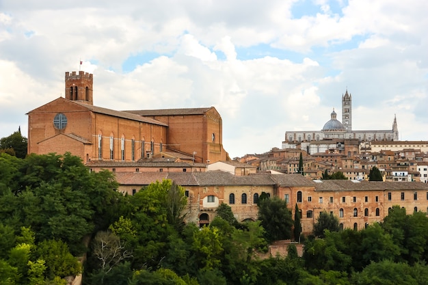 Siena, Italia Bella vista del paesaggio urbano di Siena.