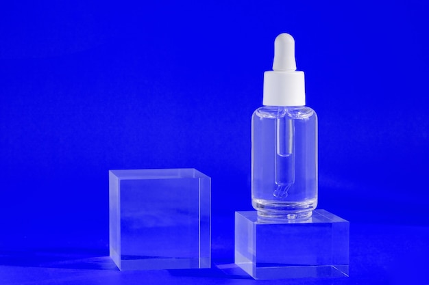 Siero antietà con collagene e peptidi su cubetti di acrilico blu con ombre olio di acido ialuronico