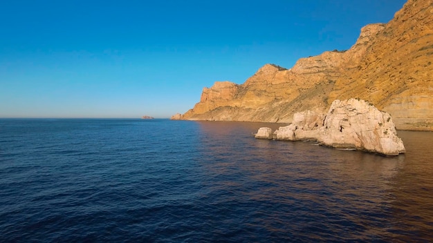 Sierra Helada scogliere e isola di Mitjana dal mare Provincia di Benidorm Alicante Spagna Europa