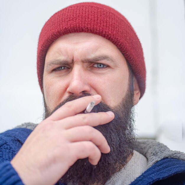 Sigaretta dipendenza da nicotina hipster uomo brutale che fuma sigaretta dipendenza da fumo fumatore gyu