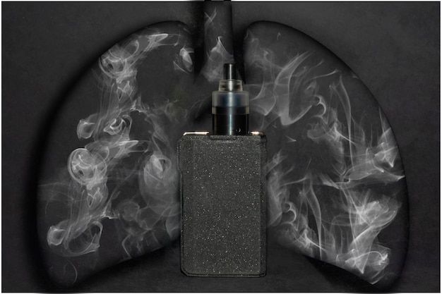 Sigaretta elettronica su sfondo scuro con una silhouette di polmoni pieni di vapore o fumo