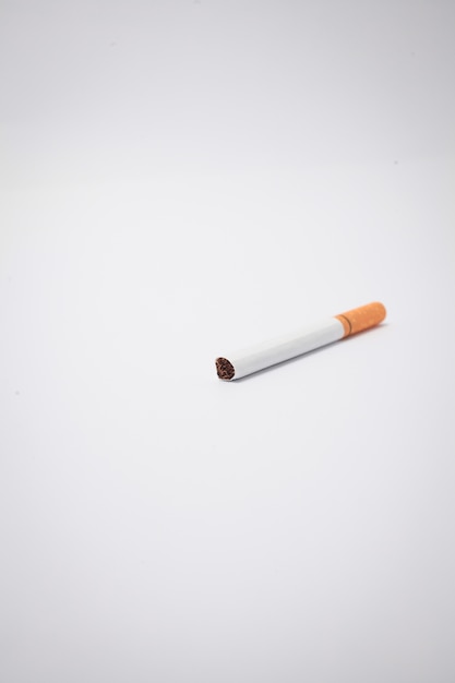 Sigaretta su sfondo bianco