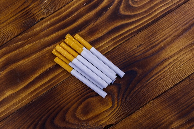 Sigarette di tabacco sul tavolo di legno