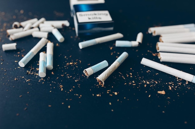 Sigarette rotte Abitudine pericolosa Nocivo per la salute Il fumo uccide