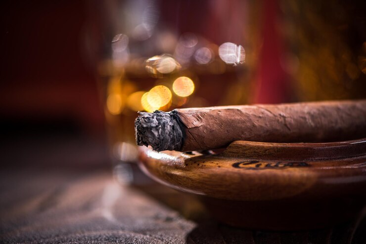 Sigaro di fumo nel posacenere vintage