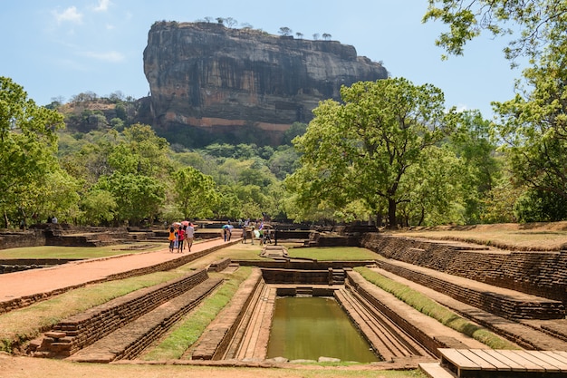 Sigiriya o Sinhagiri (Lion Rock singalese) è un'antica fortezza rocciosa situata nel nord del distretto di Matale, vicino alla città di Dambulla, nella provincia centrale, nello Sri Lanka.