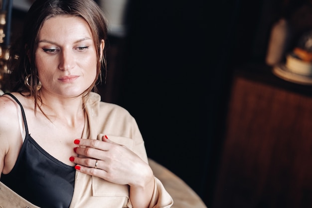 Signora abbastanza elegante in posa in cucina a casa